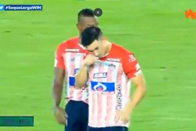 Vídeo! Jogadores de clube que disputou a Libertadores aparecem cheirando substância em campo; entenda o caso