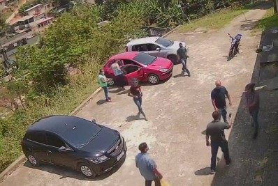 Vídeo: casal rouba fiéis que saíam de culto em igreja evangélica de Belford Roxo