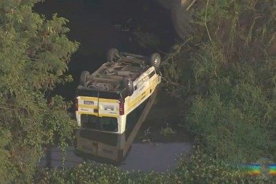 Van bate em mureta e cai em canal em Santa Cruz