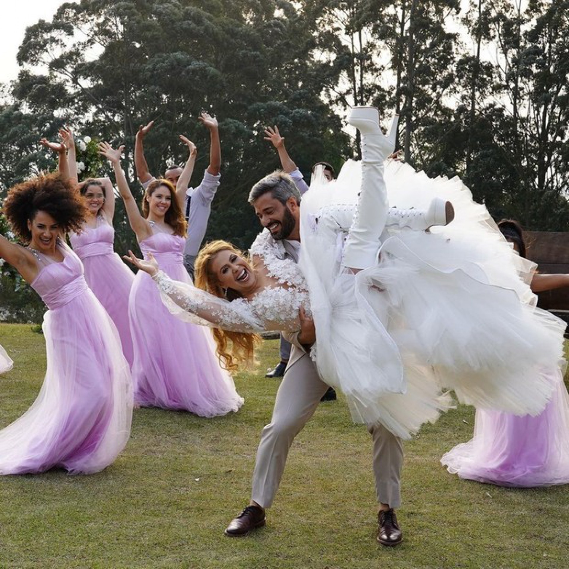 Joelma e o fazendeiro Ewerton Martin interpretam casal no clipe do novo single da cantora - Reprodução/Twitter