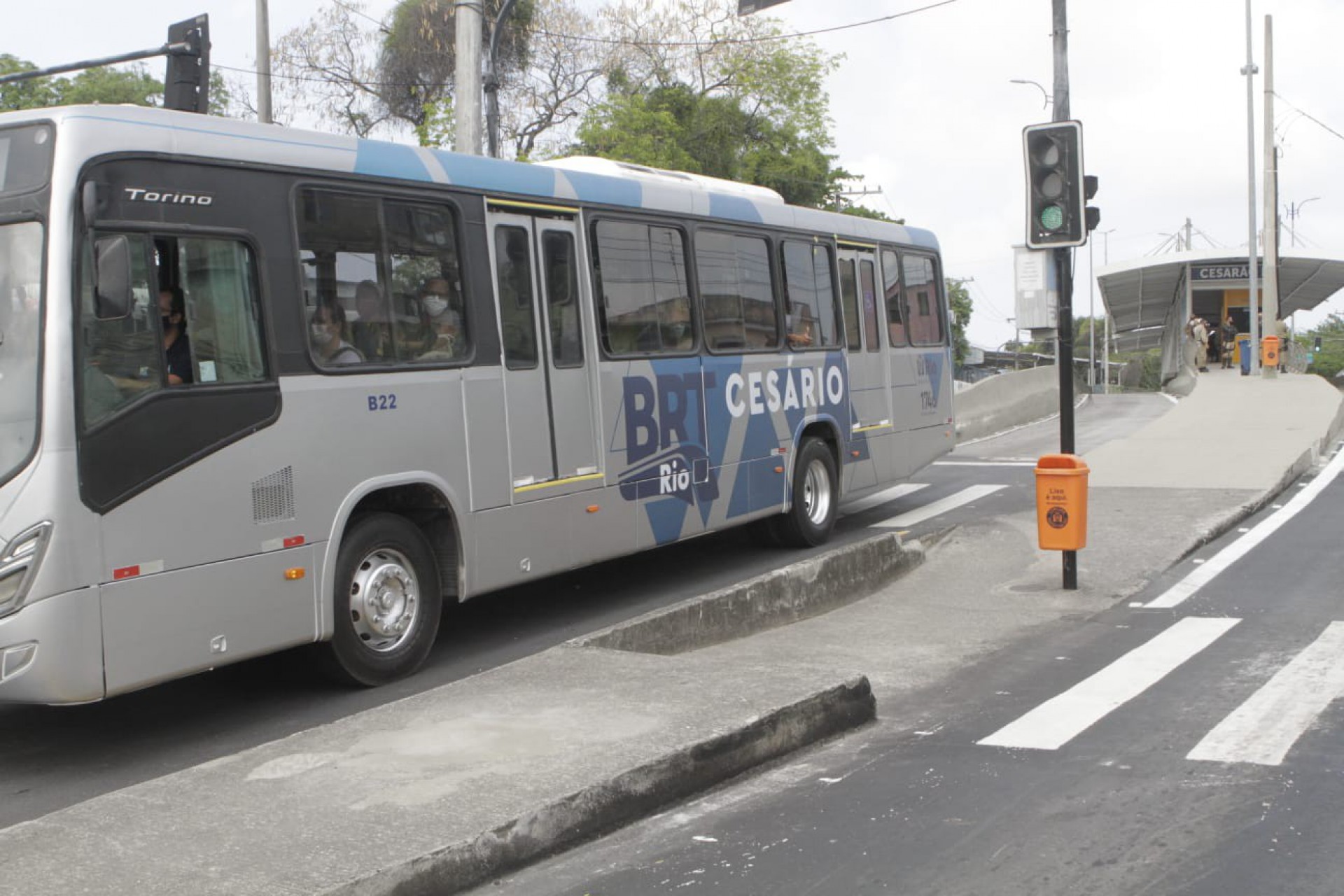 Primeiro dia útil de reabertura das 12 estações do BRT Transoeste - Marcos Porto / Agência O Dia