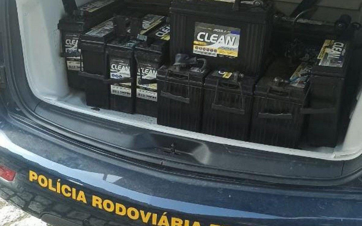 Foram apreendidas 16 baterias, de uma torre de sinal de telefonia, avaliadas em mais de 50 mil reais. - Foto: Divulgação/PRF. 
