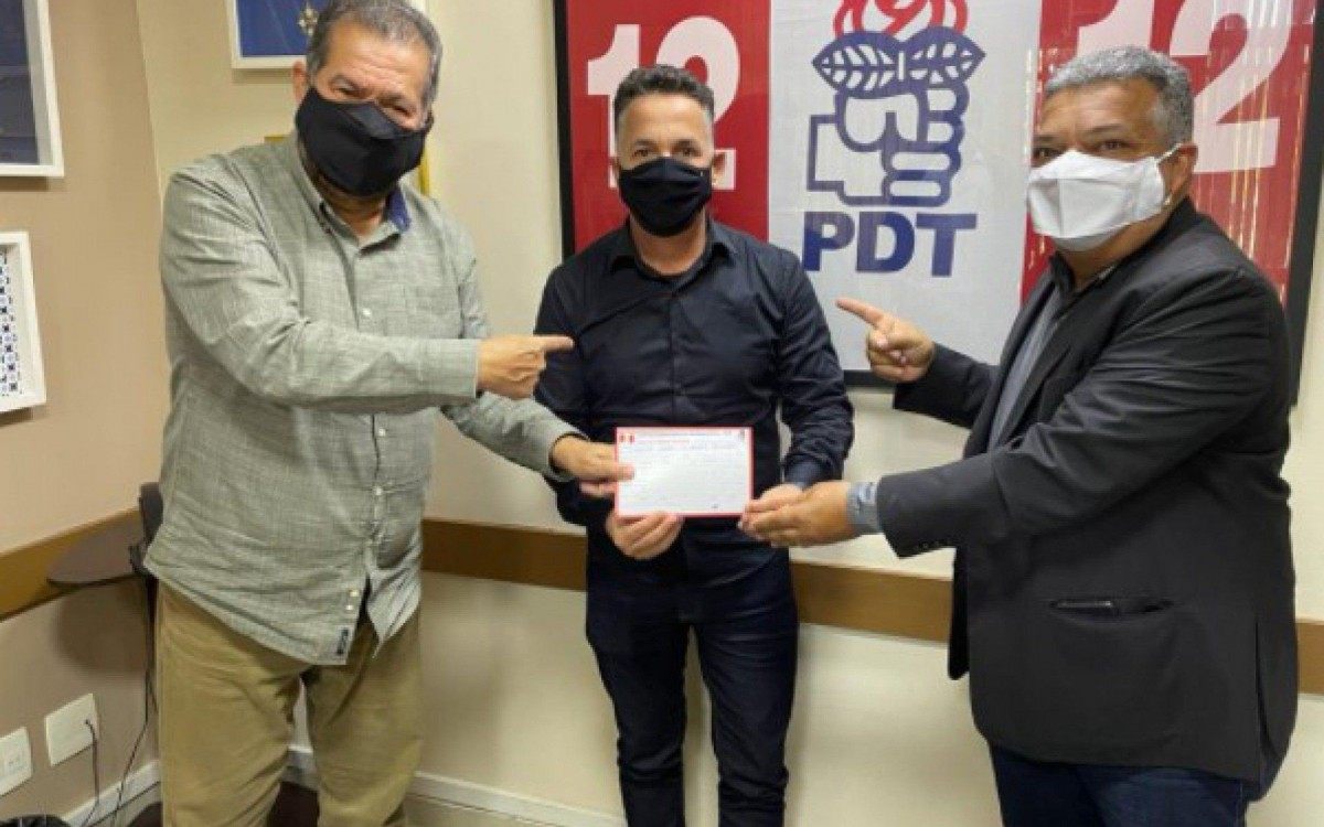 Carlos Lupi, Claudio Chumbinho e Janio Mendes na sede do PDT, assinando filia&ccedil;&atilde;o 