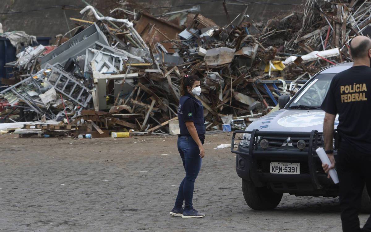 Policia - Opera&ccedil;ao da Policia Federal e Receita Federal em um ferro velho, na Avenida Brasil, altura de Parada de Lucas, na manha de hoje.