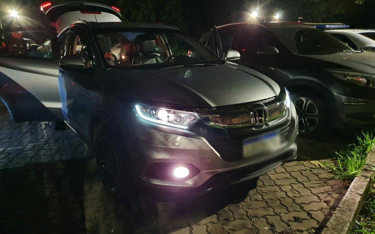 Agentes da PRF prenderam trio suspeito de participa&ccedil;&atilde;o em latroc&iacute;nio, em Teres&oacute;polis. Carro usado na fuga era da v&iacute;tima