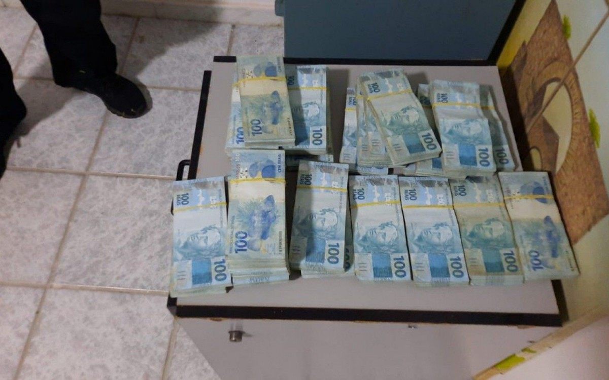 Agentes apreenderam dinheiro e joias durante a operação