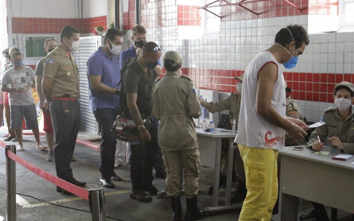 Governador, de 42 anos foi tomar a segunda dose da vacina - Marcos Porto/Agência O Dia