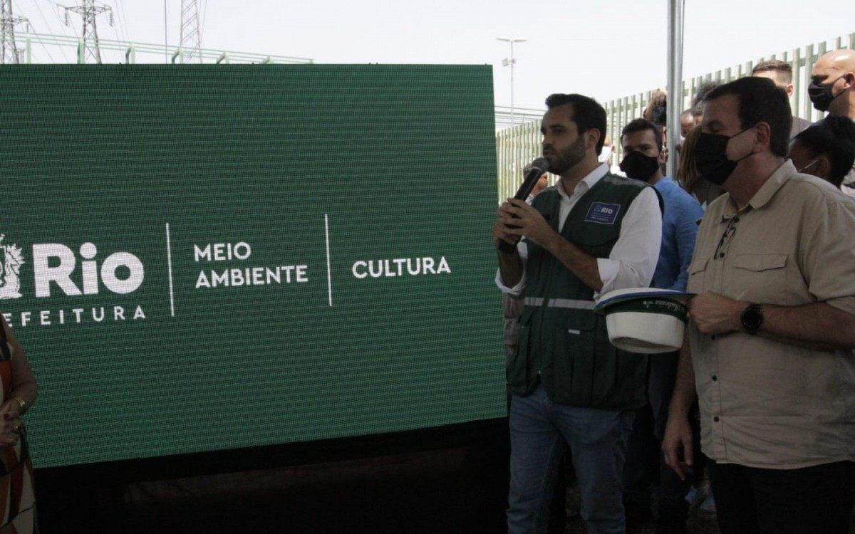 Paes esteve no local com o secretário de Meio Ambiente - Marcos Porto/Agência O Dia