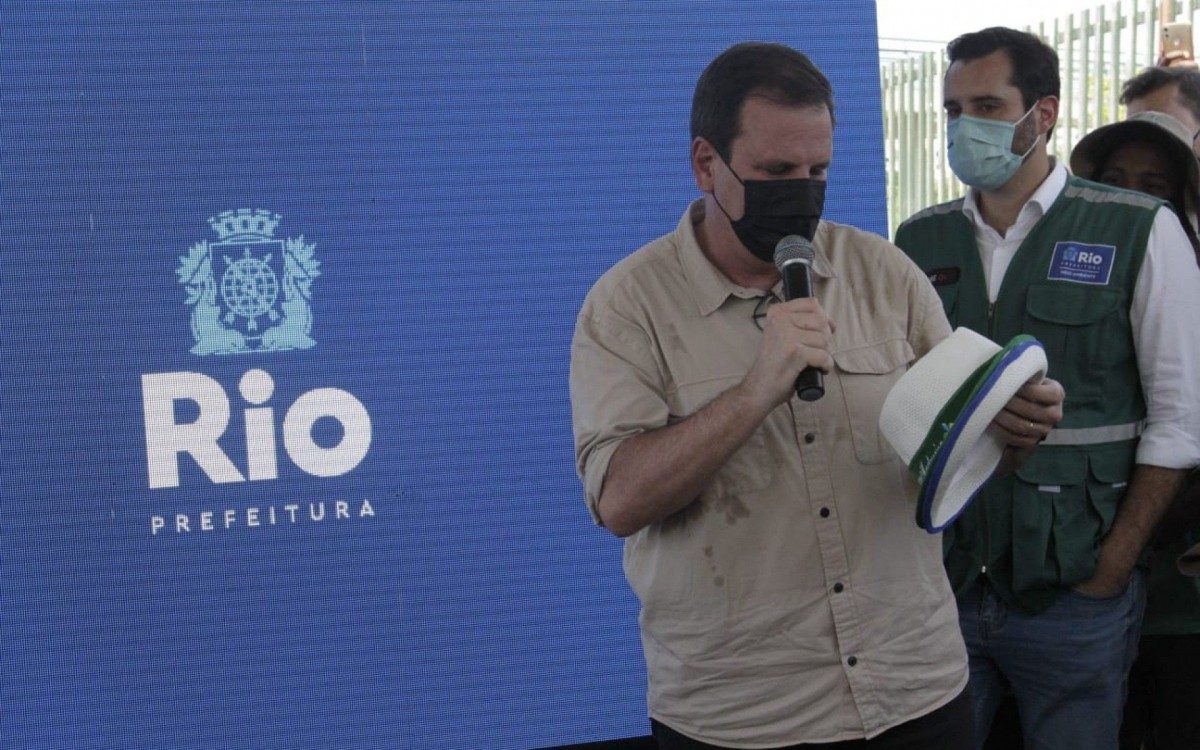 Paes esteve no local com o secretário de Meio Ambiente - Marcos Porto/Agência O Dia