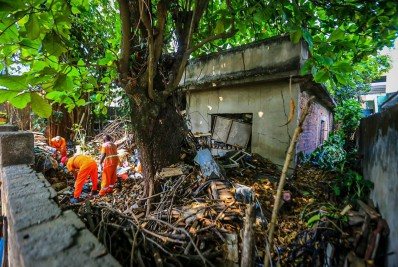 Prefeitura socorre moradora de Belford Roxo que acumulava lixo dentro de casa e no quintal