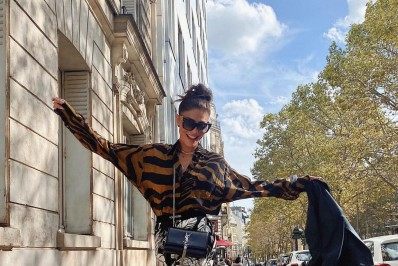 Juliana Paes passeia por Paris e é elogiada por Marina Ruy Barbosa: 'Coisa mais linda'