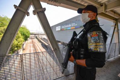 Força-tarefa: PM  previne crimes  nas estações da Supervia 