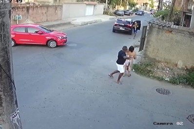Vídeo: Homem é levado por bandidos armados em plena luz do dia em Caxias