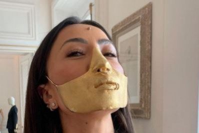 Sabrina Sato surge com máscara bizarra e outras peças diferentonas em Paris