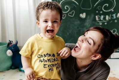 Titi Müller dá aulas para o filho em casa e compartilha cliques: 'Muita fofura'