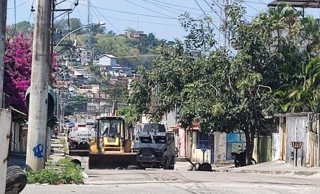 Policiais militares do 7ºBPM retiraram barricadas no bairro Jardim Catarina, em São Gonçalo - Divulgação/ PMERJ
