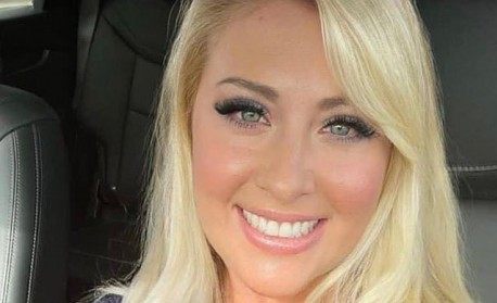 Sucesso no OnlyFans, modelo diz que faz sexo a três com Deus e o marido: 'Paraíso'