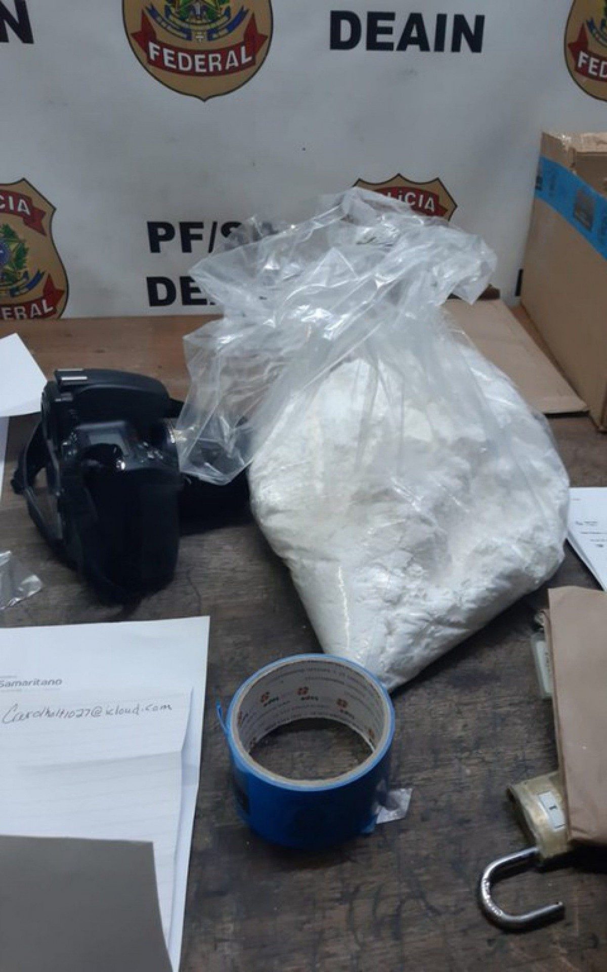 Polícia Federal prende idosa que tentava viajar com 2kg de cocaína. Nas fotos, droga apreendida - Divulgação