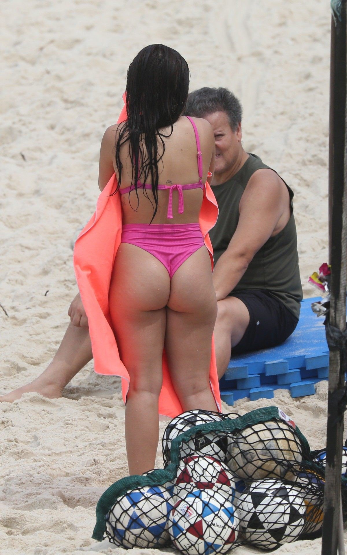 Larissa Manoela exibe suas curvas na Praia da Barra da Tijuca, na Zona Oeste do Rio, na manh&atilde; desta quarta-feira