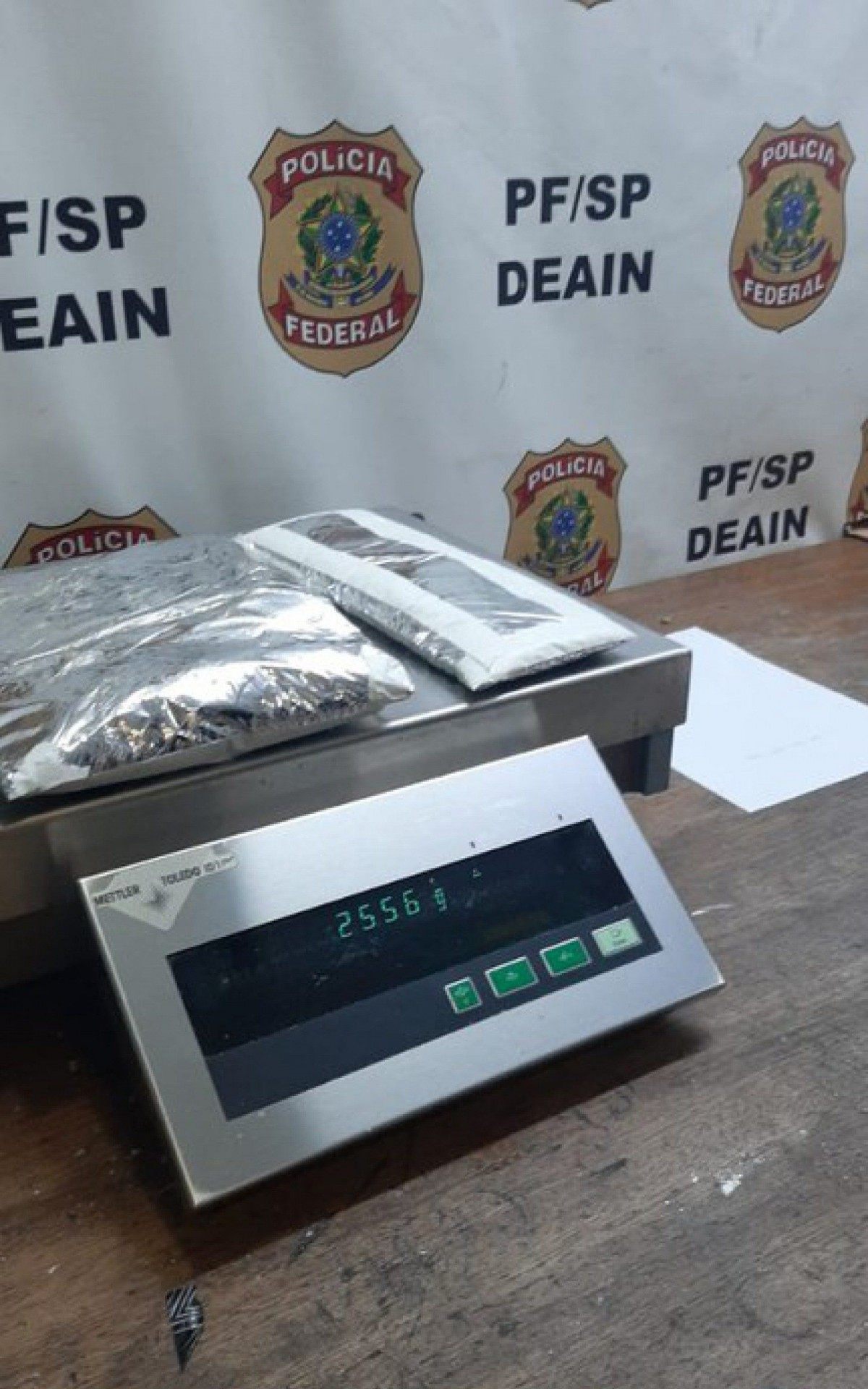 Pol&iacute;cia Federal prende idosa que tentava viajar com 2kg de coca&iacute;na. Nas fotos, droga apreendida