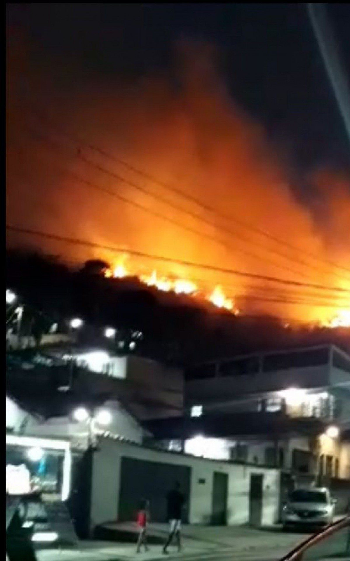 Moradores relataram que as chamas estavam pr&oacute;ximas &agrave;s casas