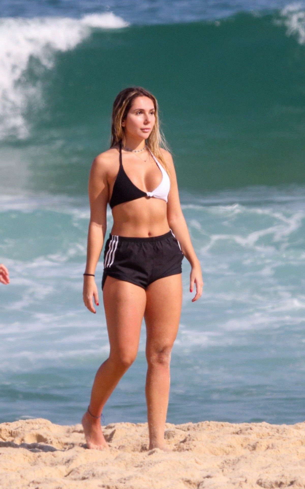 Carol Portaluppi curte dia de sol na Praia da Ipanema, na Zona Sul do Rio