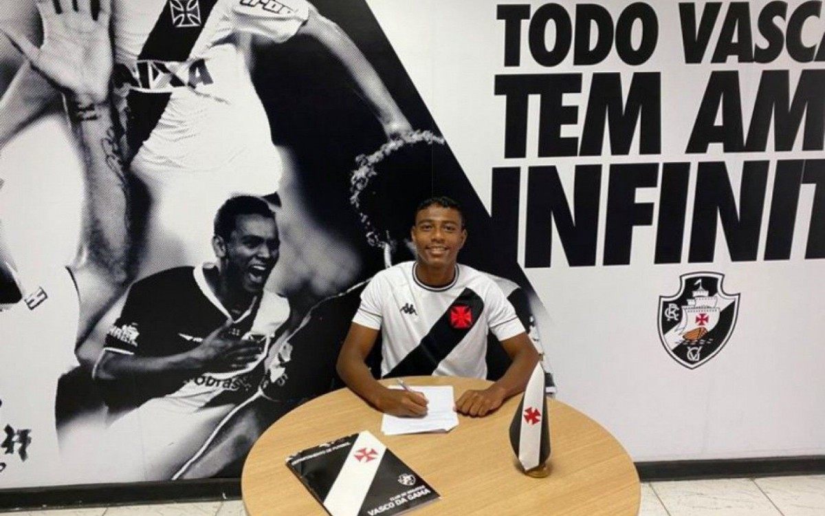 Vasco assina contrato com destaque do sub-17 at&eacute; abril de 2025 - Foto: Divulga&ccedil;&atilde;o/Vasco
