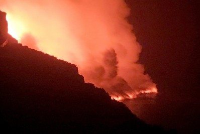Lava de vulcão das Canárias chega ao mar e gera temor de gases tóxicos