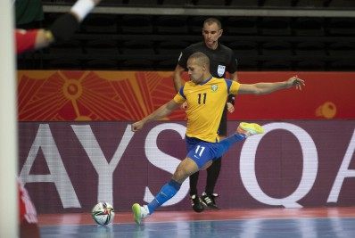 Brasil perde muitas chances e cai para a Argentina na semifinal da Copa do Mundo de Futsal