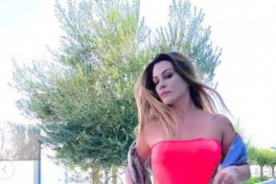 Cleo faz a temperatura subir ao posar com maiô pra lá de ousado