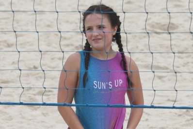 De maria-chiquinha, Larissa Manoela treina futevôlei na praia