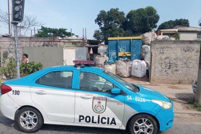 Mulher é presa por subornar PMs após apreensão de cabos de cobre em ferro-velho da Zona Norte