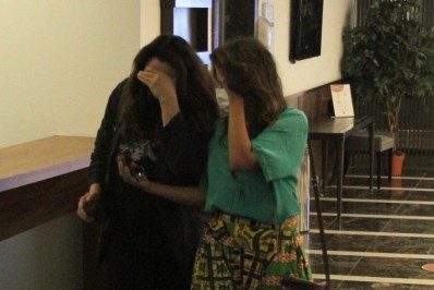 Ana Carolina e namorada escondem o rosto ao sair de clínica