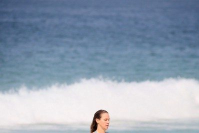 Letícia Birkheuer esbanja boa forma em praia da Zona Sul do Rio