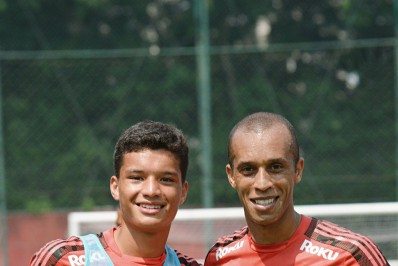 Em dia de integração com a base, Miranda treina ao lado do filho no São Paulo