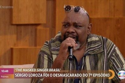 Sérgio Loroza chora ao falar da luta contra o preconceito