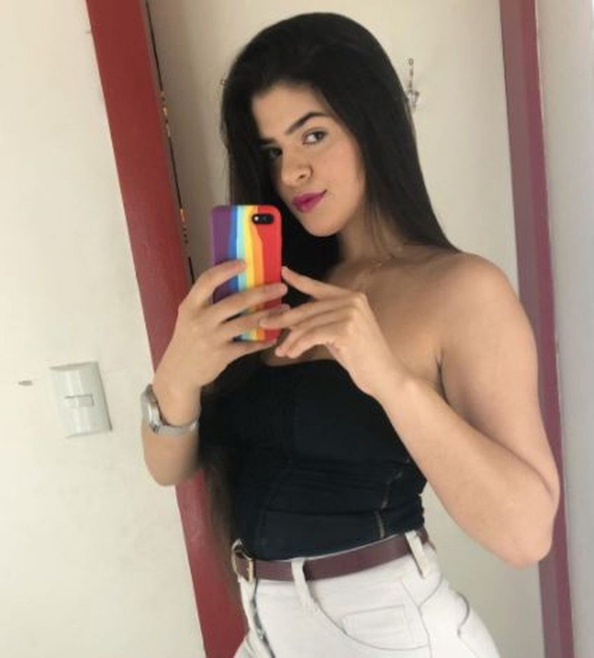 Sara Morais, de 21 anos, acusada de ajudar o jovem a ocultar o corpo da vítima - Reprodução