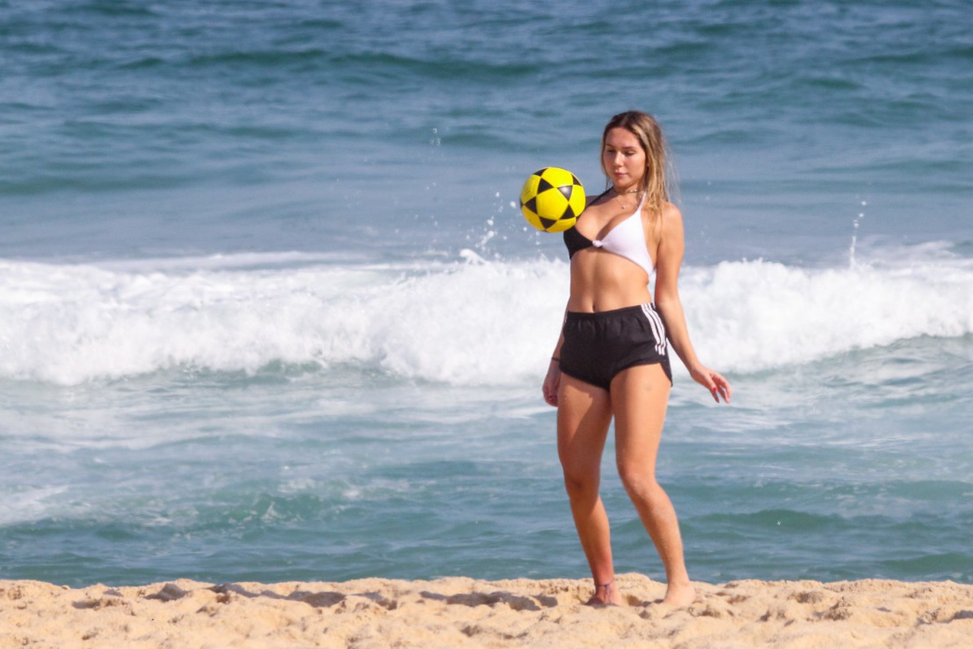 Carol Portaluppi curte dia de sol na Praia da Ipanema, na Zona Sul do Rio - Ag. News