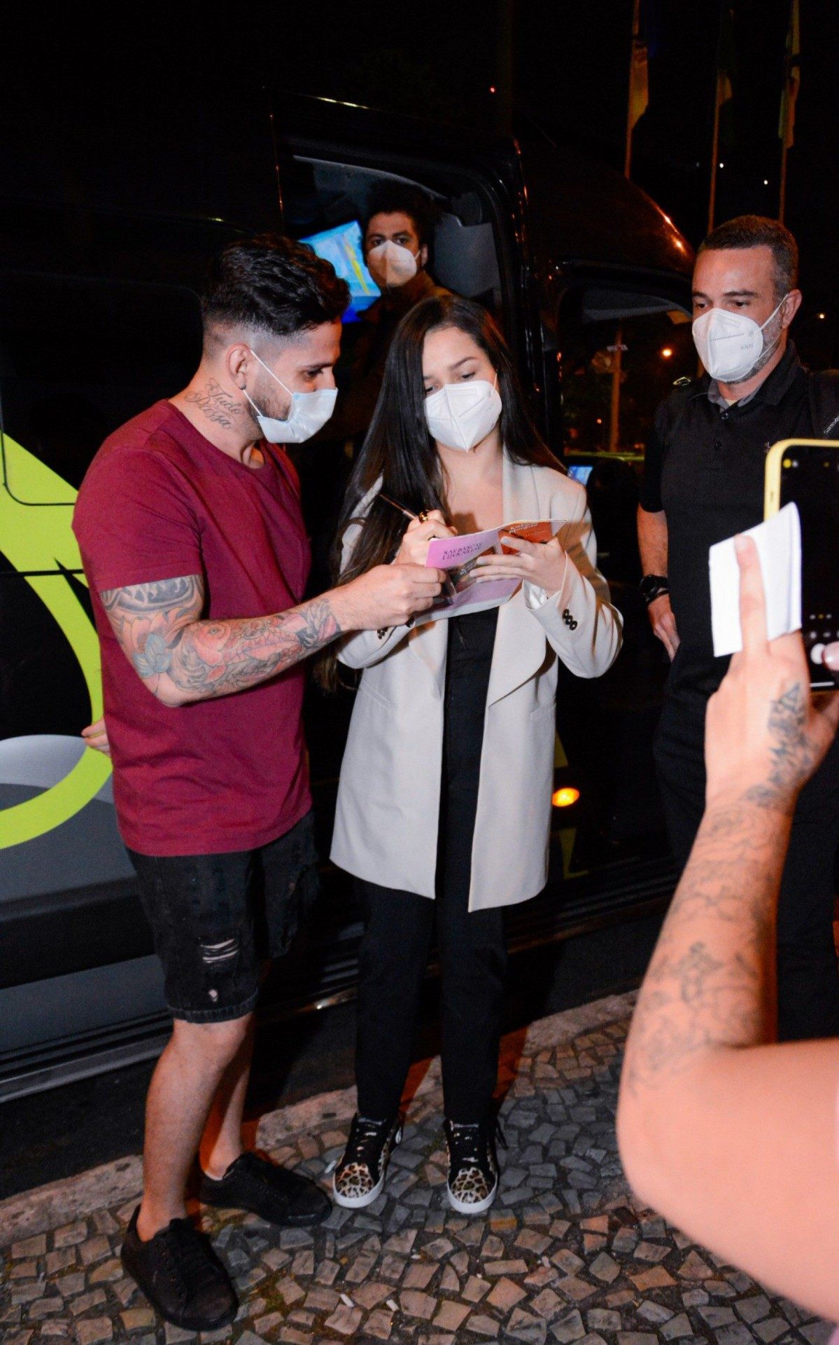 Juliette &eacute; cercada por f&atilde;s ao desembarcar no Aeroporto Santos Dumont, no Rio, na noite desta quarta-feira