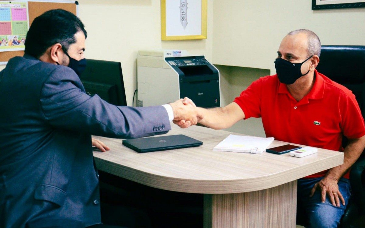 O diretor superintendente da &Aacute;guas do Rio, Cleyson Jiacomini, e o prefeito Waguinho se cumprimentam em Belford Roxo