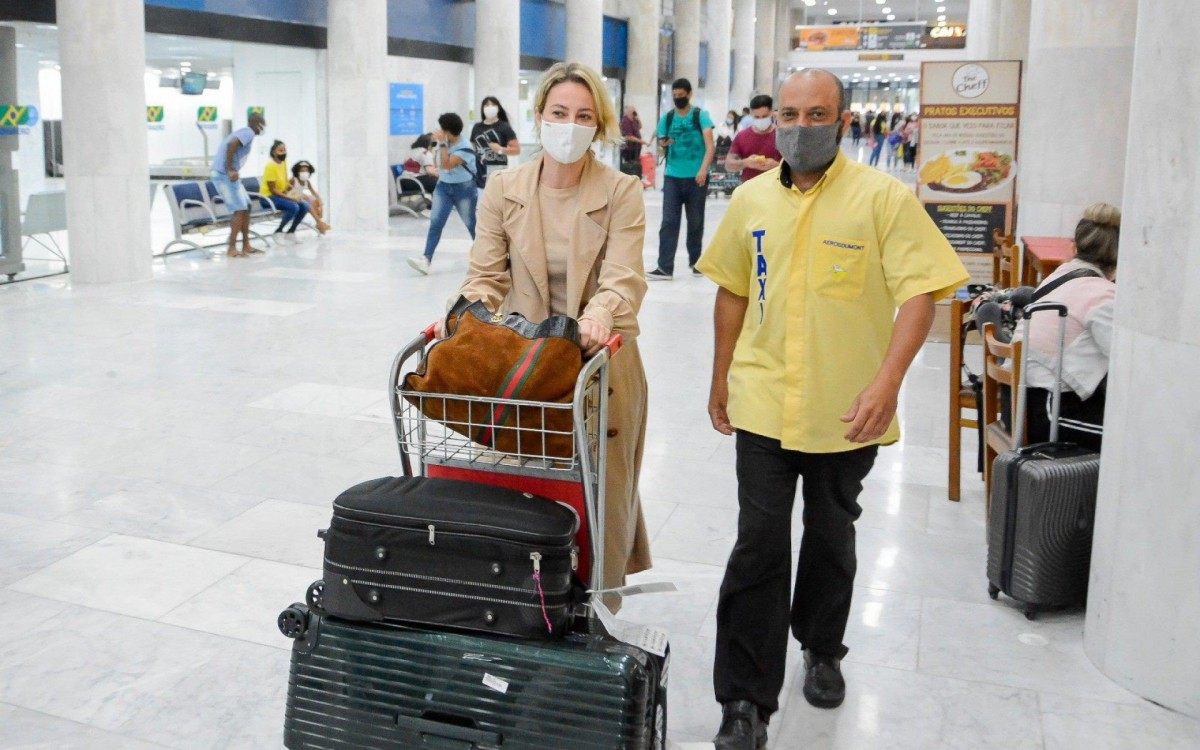 Paolla Oliveira faz sucesso com f&atilde;s ao desembarcar no Aeroporto Santos Dumont, no Rio, na noite desta quarta-feira