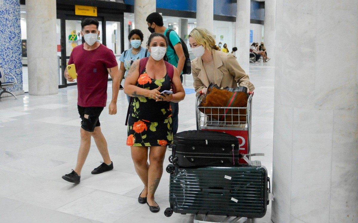 Paolla Oliveira faz sucesso com f&atilde;s ao desembarcar no Aeroporto Santos Dumont, no Rio, na noite desta quarta-feira