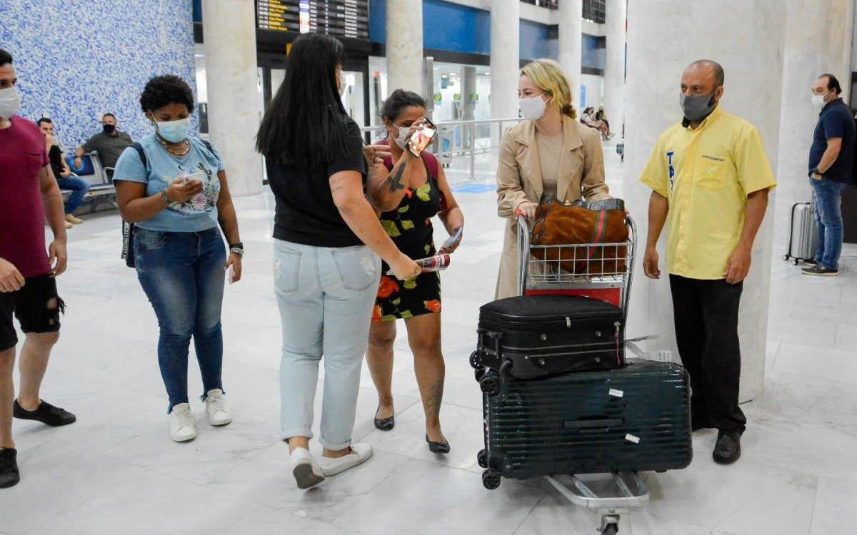 Paolla Oliveira faz sucesso com f&atilde;s ao desembarcar no Aeroporto Santos Dumont, no Rio, na noite desta quarta-feira