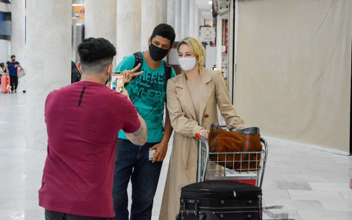 Paolla Oliveira faz sucesso com f&atilde;s ao desembarcar no Aeroporto Santos Dumont, no Rio, na noite desta quarta-feira
