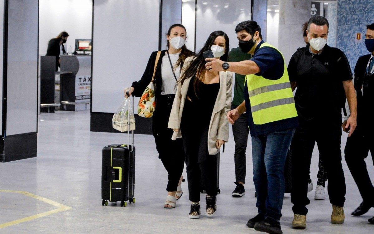 Juliette &eacute; cercada por f&atilde;s ao desembarcar no Aeroporto Santos Dumont, no Rio, na noite desta quarta-feira