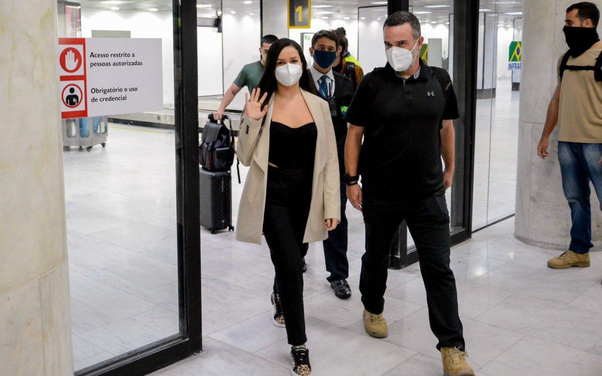 Juliette &eacute; cercada por f&atilde;s ao desembarcar no Aeroporto Santos Dumont, no Rio, na noite desta quarta-feira