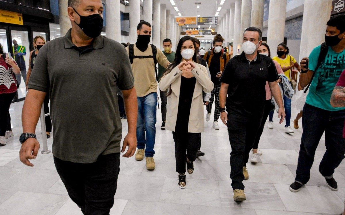 Juliette &eacute; cercada por f&atilde;s ao desembarcar no Aeroporto Santos Dumont, no Rio, na noite desta quarta-feira