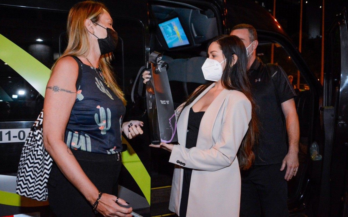 Juliette &eacute; cercada por f&atilde;s ao desembarcar no Aeroporto Santos Dumont, no Rio, na noite desta quarta-feira