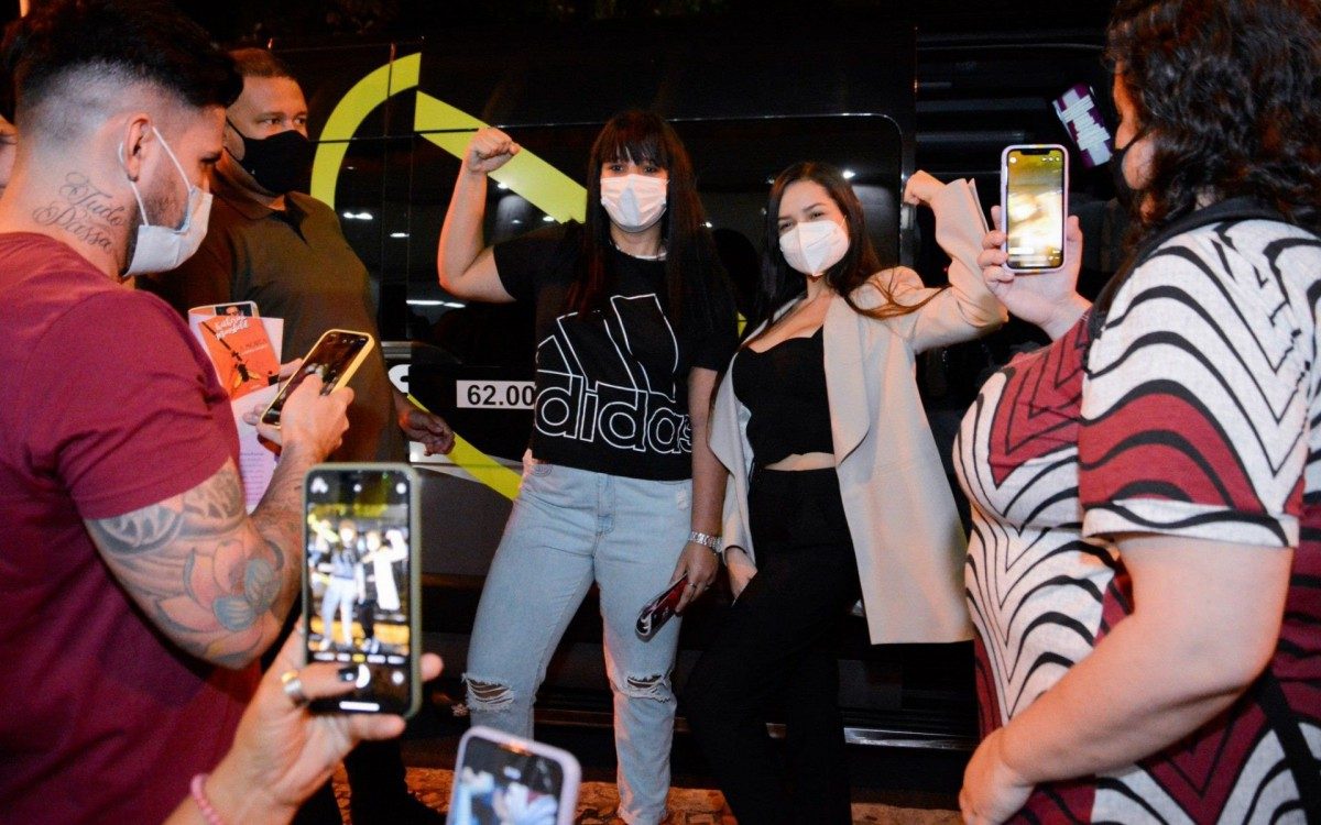 Juliette &eacute; cercada por f&atilde;s ao desembarcar no Aeroporto Santos Dumont, no Rio, na noite desta quarta-feira