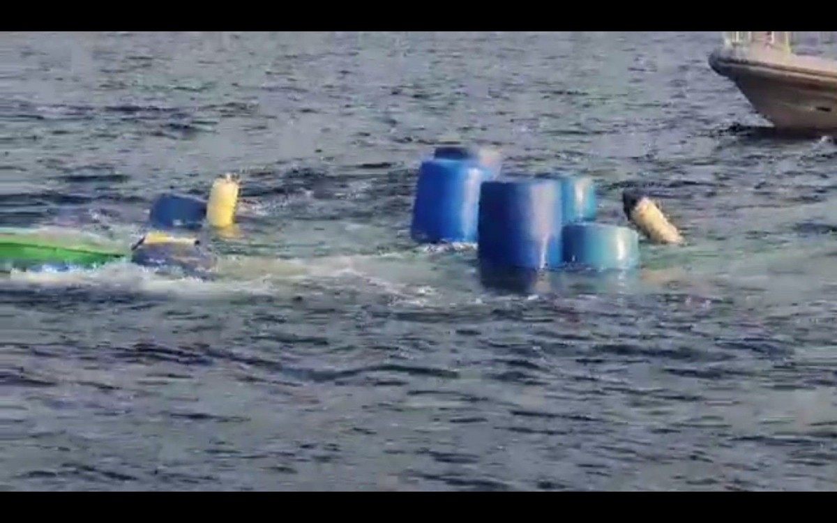 Pol&iacute;cia inicia trabalho de resgate de embarca&ccedil;&atilde;o onde estava casal morto em Angra dos Reis 